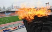 20年五輪では新装なった国立競技場に聖火がともる（8日）