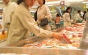 消費税率引き上げを前に冷凍食品をまとめ買いする主婦ら
（97年3月、横浜市のスーパー）