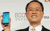 新型スマートフォン「イサイ」を発表するKDDIの田中社長（2日、東京都港区）