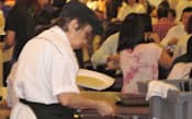 シンガポールでは高齢者の再雇用期間の上限延長を検討（中心部の食堂）