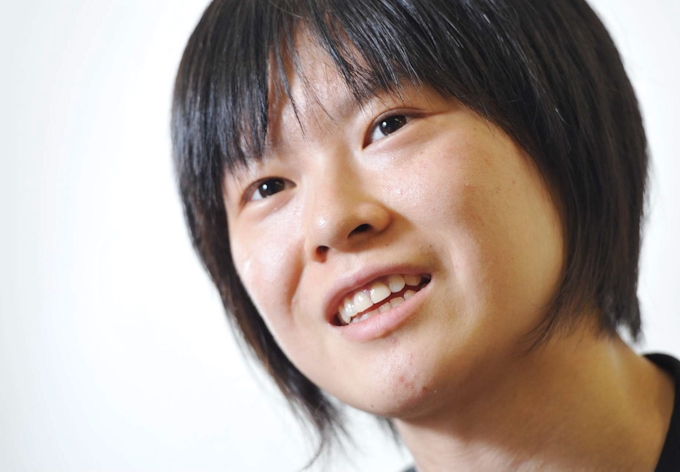 厳しいラリーでさえるトス 女子バレー 宮下遥 上 日本経済新聞