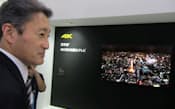 家電見本市で公開した有機ELテレビの試作機を見る平井一夫ソニー社長