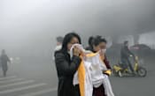 有害物質を含んだスモッグに包まれた中国黒竜江省ハルビン市（21日）=共同