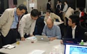 IT技術者らが集まりアプリの開発に着手した（25日、横浜市）