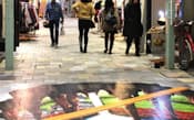 路面や壁面のだまし絵が話題を集める小溝筋商店街（兵庫県姫路市）