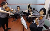 「ヤマハ大人の音楽レッスン」のバイオリンコースで指導を受ける受講者ら（東京都新宿区）
