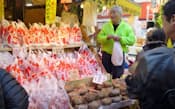 鮮魚店の石山商店では円高の夏場に仕入れたカニで安値を維持する