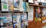 長野市観光情報センターには中国語や韓国語のパンフレットが並ぶ（JR長野駅）