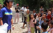 四川大震災で被災した子供らと活動する吉椿氏（2008年、中国）