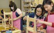 椅子を作る練馬KAKURI工房DIY女子部のメンバー（東京都練馬区）=写真　編集委員　小林裕幸