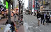 歌舞伎町の入り口といえるセントラルロードは汚れが目立っている
