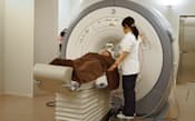 MRIで脳を検査する（慶大病院予防医療センター提供）