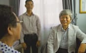 カンボジアの診療所でシニアの女性患者を診察する北原さん