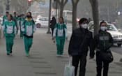 上海でもマスク姿の市民が目立つようになった（昨年12月）