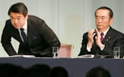 党大会に臨む橋下氏(左)と平沼氏(1日、東京都港区)=共同