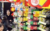 増税前のまとめ買いを呼びかけるスーパー（28日、東京都北区の西友赤羽店）
