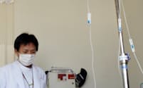 抗生剤の点滴を受ける患者（福岡市東区の九大病院）