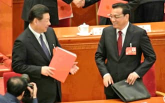 習国家主席(左)と李首相（北京の人民大会堂）