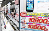 「キャッシュバック」の表示が無くなった携帯電話売り場（1日、東京都内のヨドバシカメラ店舗）