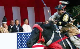 明治神宮で流鏑馬を見学するオバマ米大統領（24日）=代表撮影