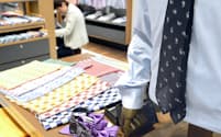 ニット素材や裏生地のないネクタイなどが並ぶ売り場（東京・新宿の伊勢丹新宿本店メンズ館）