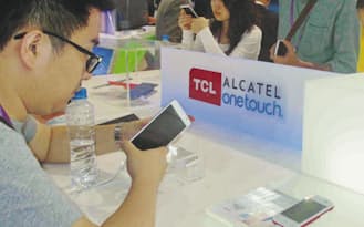 中国家電大手のTCL集団はメディアテックの半導体を使ったスマホを世界に売り込む（4月17日、広州交易会）