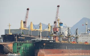 海運業界は中国経済の成長減速などによる輸送量の減少や船舶の過剰から低迷にあえぐ