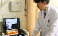 東大病院で専門の機器を使っためまいの検査を受ける女性患者（5月23日、東京都文京区）