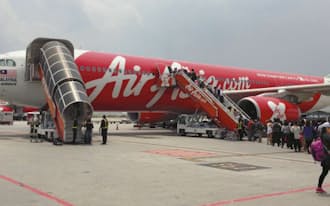 クアラルンプール国際空港に駐機するエアアジア機