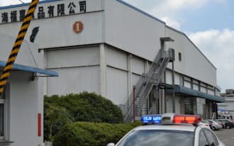 捜査車両が出入りする上海福喜食品（23日、上海市内）
