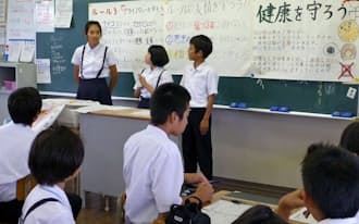 「江南ルール」について学級委員会で説明する江南中学校の3年生たち（熊本市）