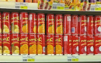ミャンマーでは果汁飲料などが伸びている（ヤンゴン市内のスーパー）