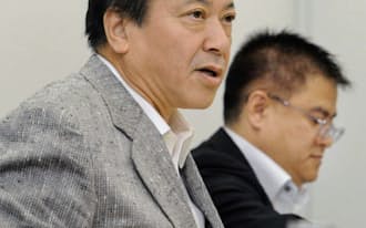 記者会見するゼンショーHDの小川会長兼社長(左)（6日、東京都港区）