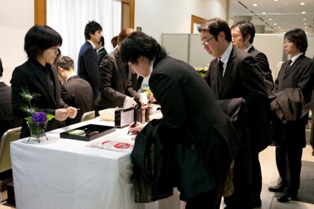 葬儀 通夜はスーツok 香典はふくさに入れて Nikkei Style