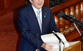 衆院本会議で所信表明演説をする安倍首相（9月29日）