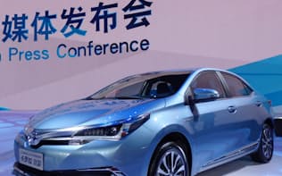 トヨタは「カローラ」「レビン」の2車種でPHVを中国に投入する（24日、北京市内の記者発表会。写真は「カローラ」のハイブリッド車）
