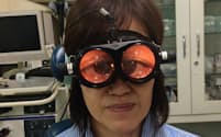 めまいの診断では、眼球を拡大するフレンツェル眼鏡を使う