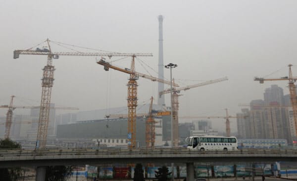 19年にGDP比で2.8%だった財政赤字の比率を引き上げる=ロイター