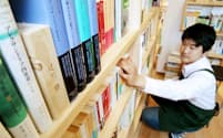 作家による選書が並ぶ「双子のライオン堂」の書棚（東京都港区）
