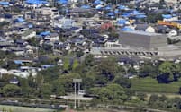 ブルーシートで覆われた家屋と避難者が暮らすテント村が並ぶ熊本県益城町（12日）
