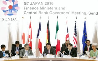 5月20日、G7財務相・中央銀行総裁会議であいさつする麻生財務相（中央、仙台市）=代表撮影