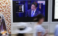 消費増税再延期を表明する安倍首相の記者会見を映す街頭テレビ（1日、東京・有楽町）
