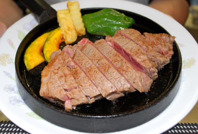 はこだて和牛は赤身肉のうまみが特長だ。ステーキは食感が柔らかい（函館市のお肉のつしま）