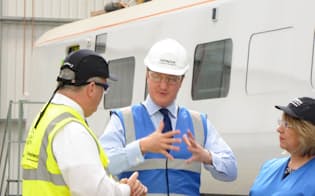 キャメロン首相はEU離脱に反対している日立製作所の工場を訪れた（6月9日、英北部ニュートン・エイクリフ）
