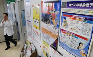 病院ではポスターなどで感染症予防を呼びかける（東京都新宿区の東京医科大学病院）