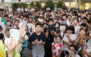 街頭演説を聞く有権者ら(東京都立川市)