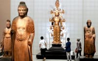 「阿弥陀如来立像」（中央奥、兵庫・浄土寺蔵）や「釈迦如来立像」（手前左、京都・法明寺蔵）などが並ぶ奈良国立博物館「なら仏像館」（奈良市）