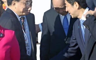 安倍首相は中国の李克強首相と握手したが、ASEM会合では火花を散らした（16日、ウランバートル）=共同
