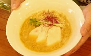スープは地元の「三大鶏」でだしを取る（福島県二本松市の「麺処　若武者」）
