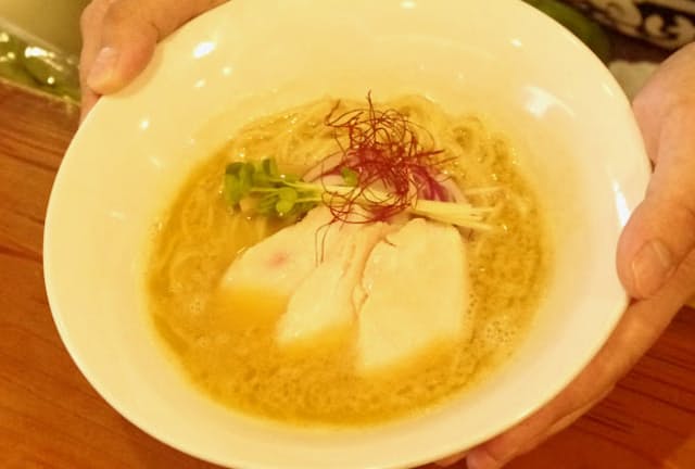 スープは地元の「三大鶏」でだしを取る（福島県二本松市の「麺処　若武者」）